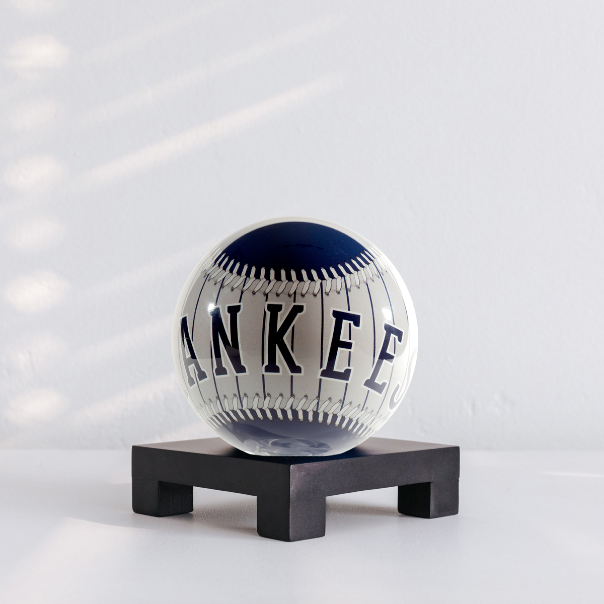 MLB® YANKEES™ GLOBE (Region Limit) | An acrylic base is included - movaglobes.store