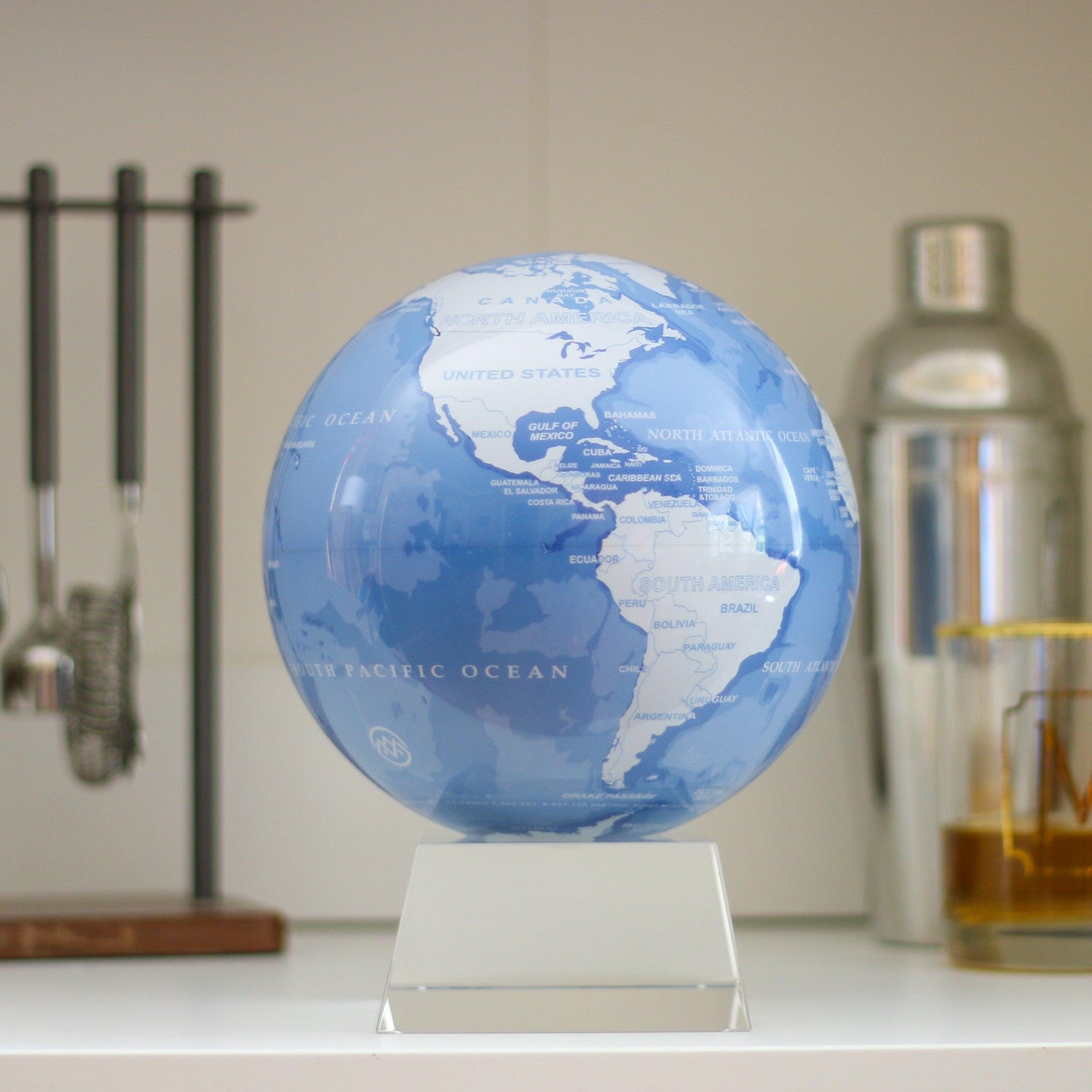 SKY BLUE AND WHITE GLOBE | Turns using ambient light - MOVA UK